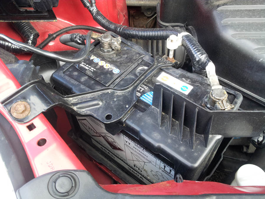 Honda FRV I-VTEC SE battery-clamp